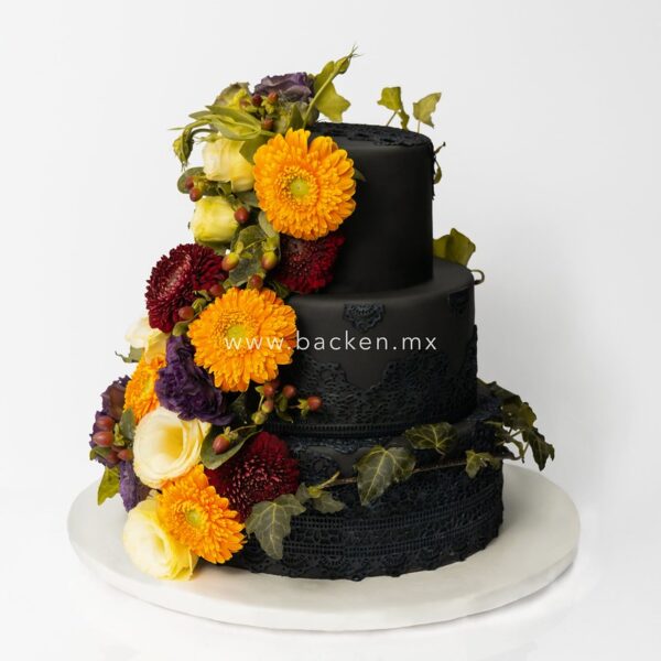 Pasteles en Guadalajara Back in Black, ¿Se aproximan los XV años de tu princesa? Sorpréndela con un magnifico pastel de fondant personalizado.