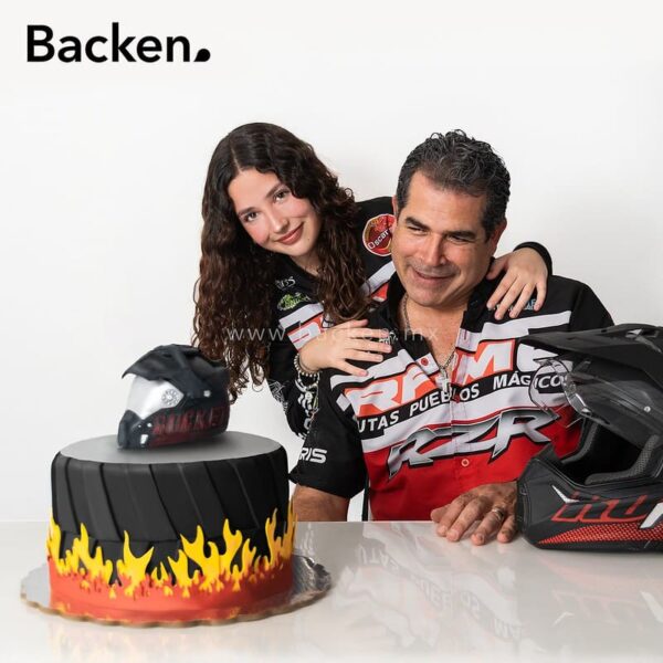 ¡Pastel de Motocicleta con casco! ¿Tu papá no deja de hablar de motocicletas? ¡Regálale un pastel de motocicleta con su casco favorito y mira su cara de felicidad!