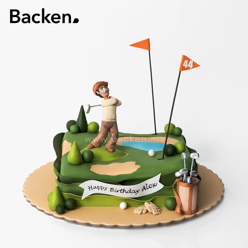 Pastel de Golf para papá. ¡Este Pastel está decorado con fondant representando un campo de Golf con la figura del festejado personalizada, festeja a papá!